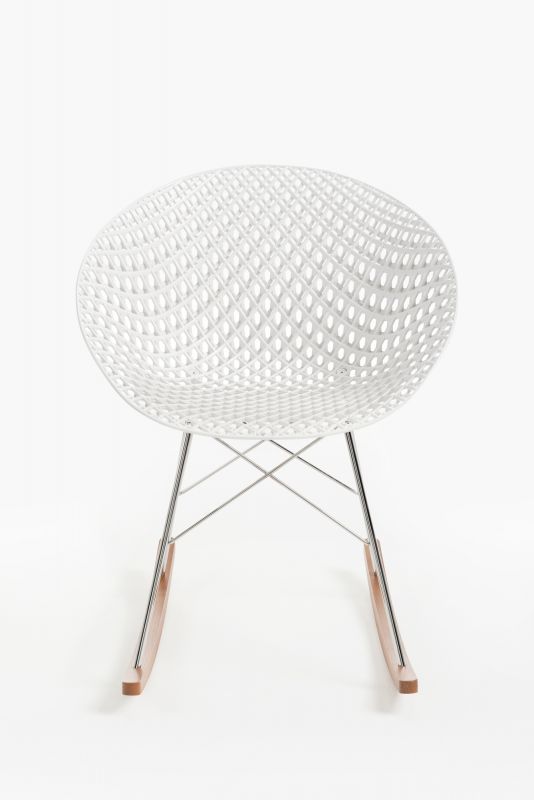 Weißer Smatrik Schaukelstuhl mit Holz-Finish Kufen und Stahlgestell, modernes Design für Wohnzimmer.